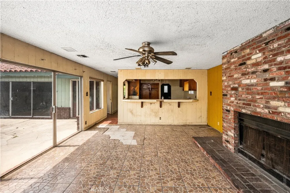 1405 S Center Avenue Compton, CA 90220