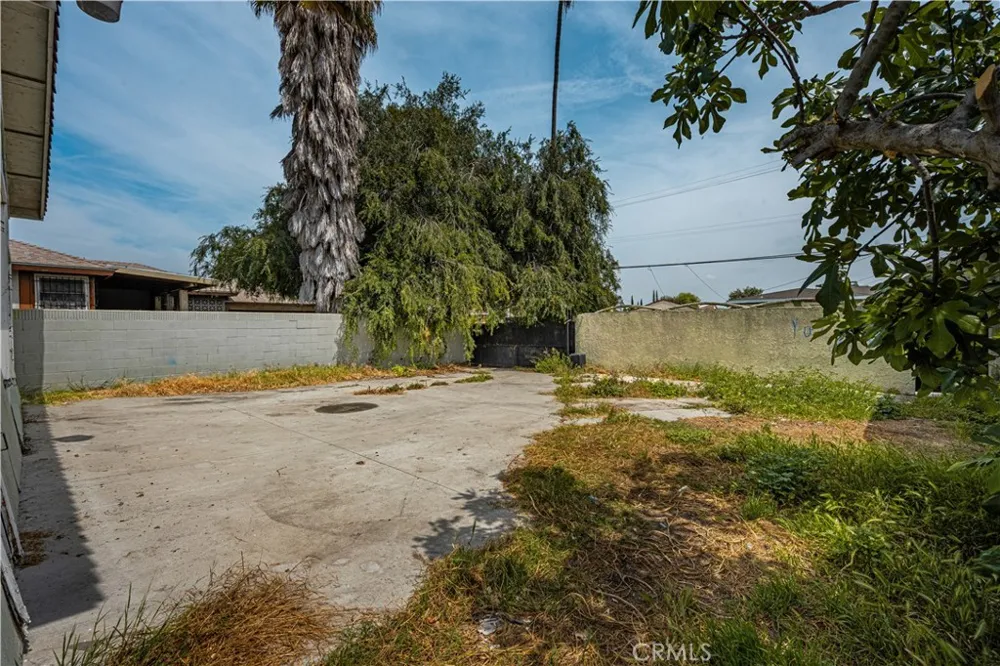 1405 S Center Avenue Compton, CA 90220