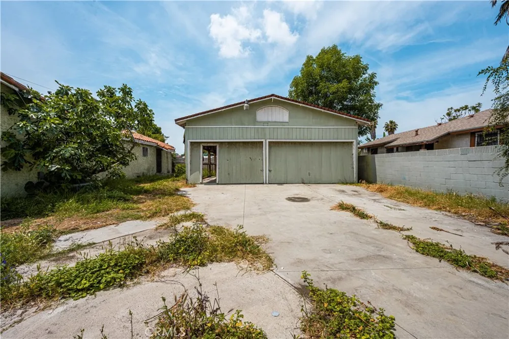 1405 S Center Avenue Compton, CA 90220