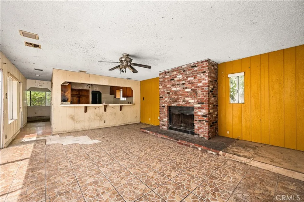 1405 S Center Avenue Compton, CA 90220