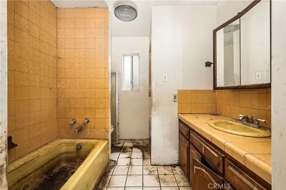 1405 S Center Avenue Compton, CA 90220