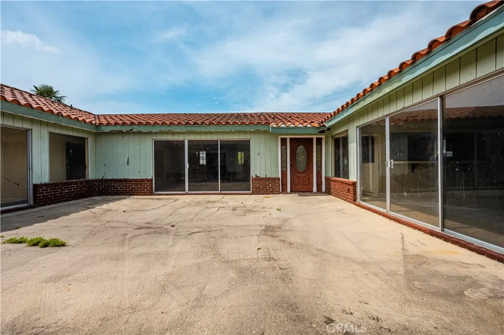 1405 S Center Avenue Compton, CA 90220