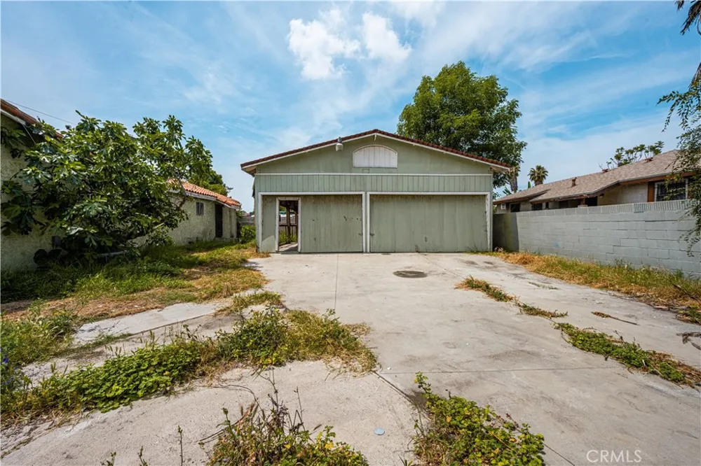 1405 S Center Avenue Compton, CA 90220