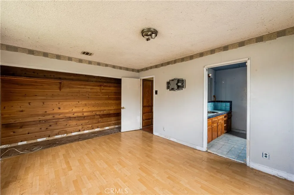 1405 S Center Avenue Compton, CA 90220