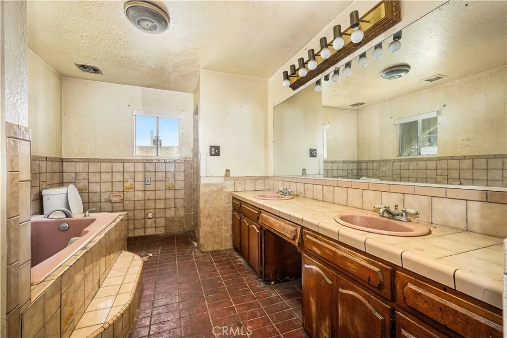 1405 S Center Avenue Compton, CA 90220