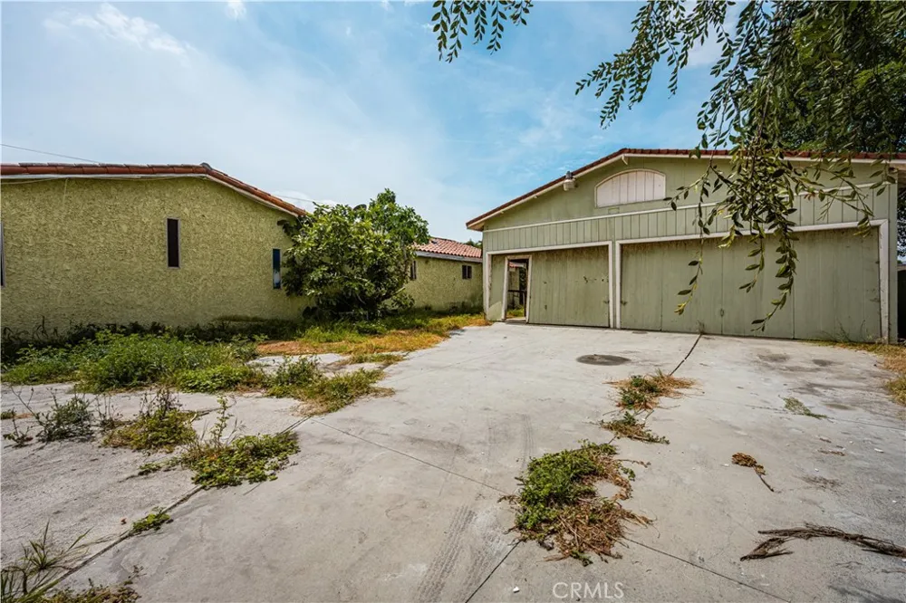 1405 S Center Avenue Compton, CA 90220