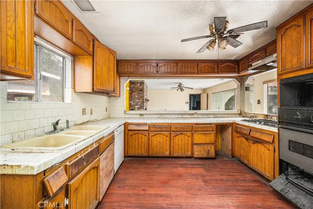 1405 S Center Avenue Compton, CA 90220