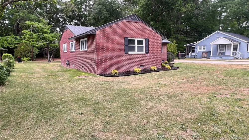 212 Peachtree Street Red Springs, NC 28377