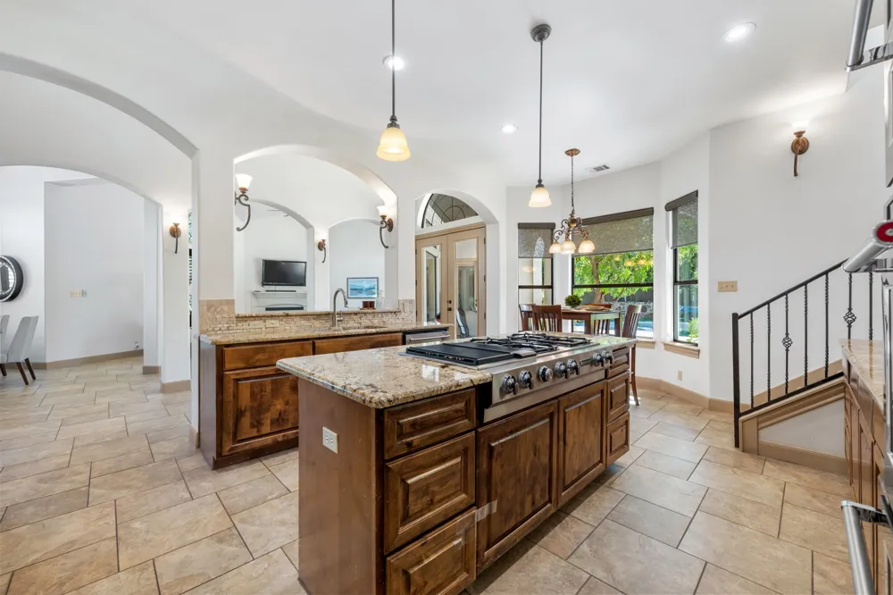 402 Zephyr Street Lakeway, TX 78734