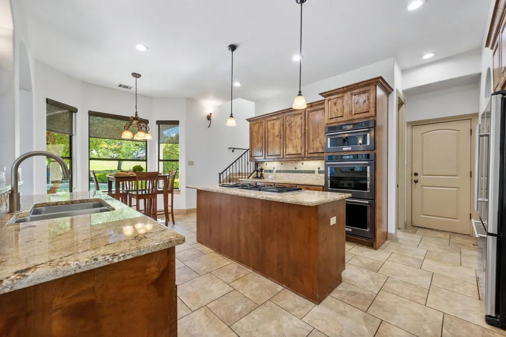 402 Zephyr Street Lakeway, TX 78734
