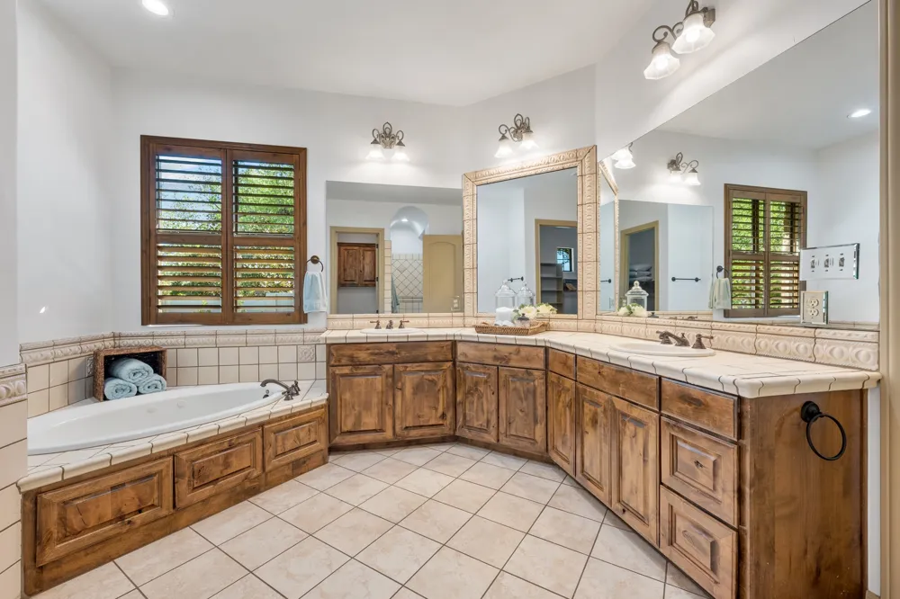 402 Zephyr Street Lakeway, TX 78734