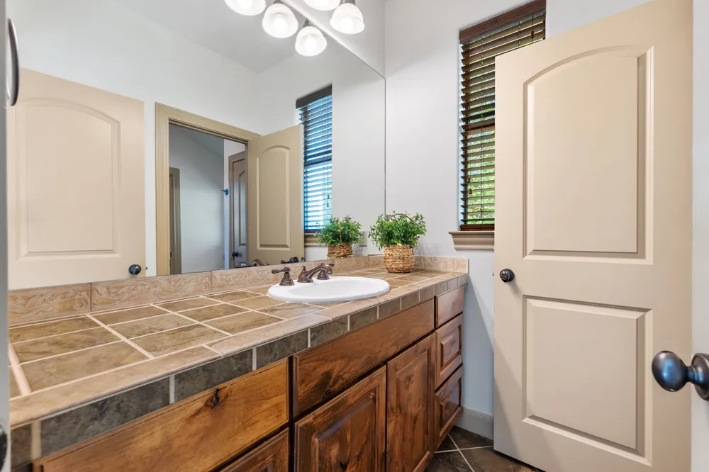 402 Zephyr Street Lakeway, TX 78734