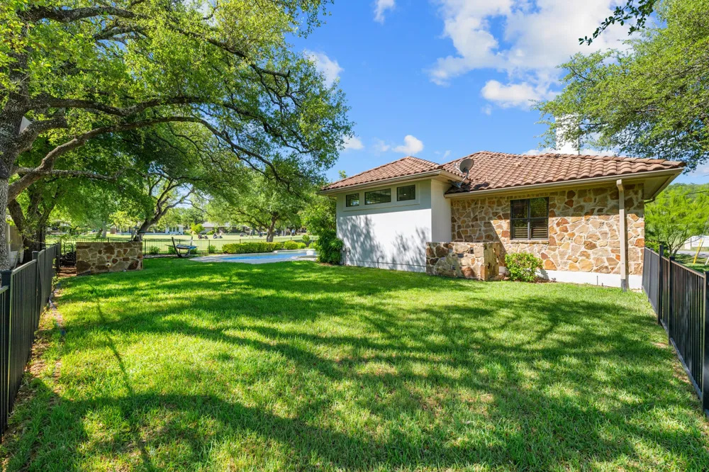 402 Zephyr Street Lakeway, TX 78734