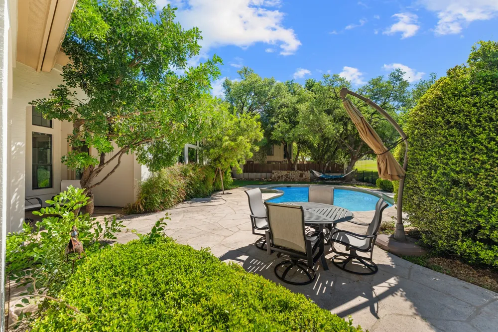 402 Zephyr Street Lakeway, TX 78734