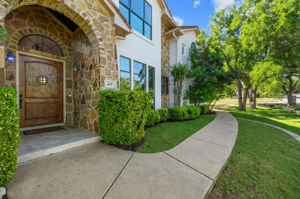 402 Zephyr Street Lakeway, TX 78734