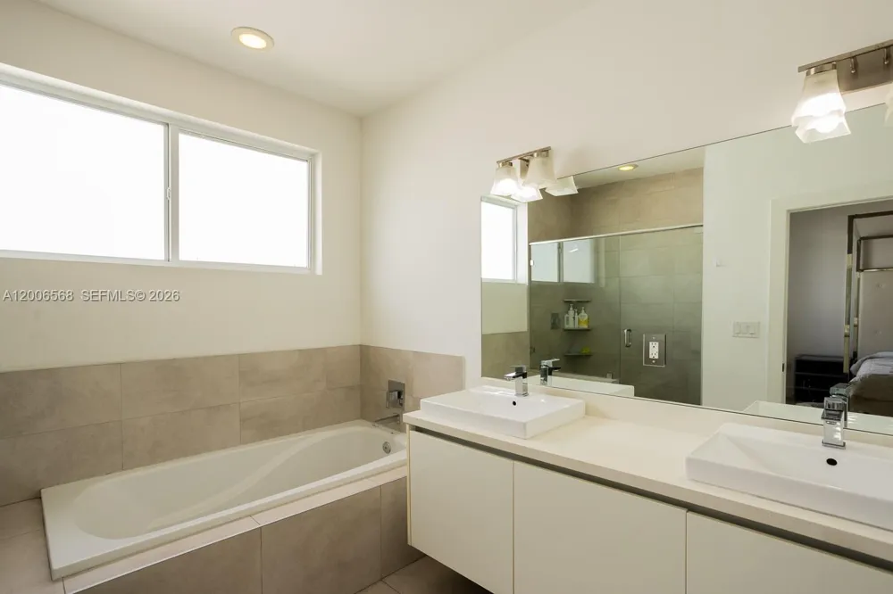 10279 NW 72nd St Doral, FL 33178