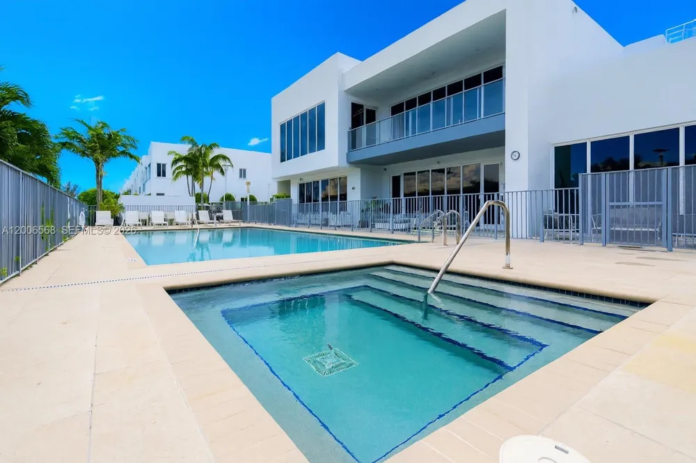 10279 NW 72nd St Doral, FL 33178