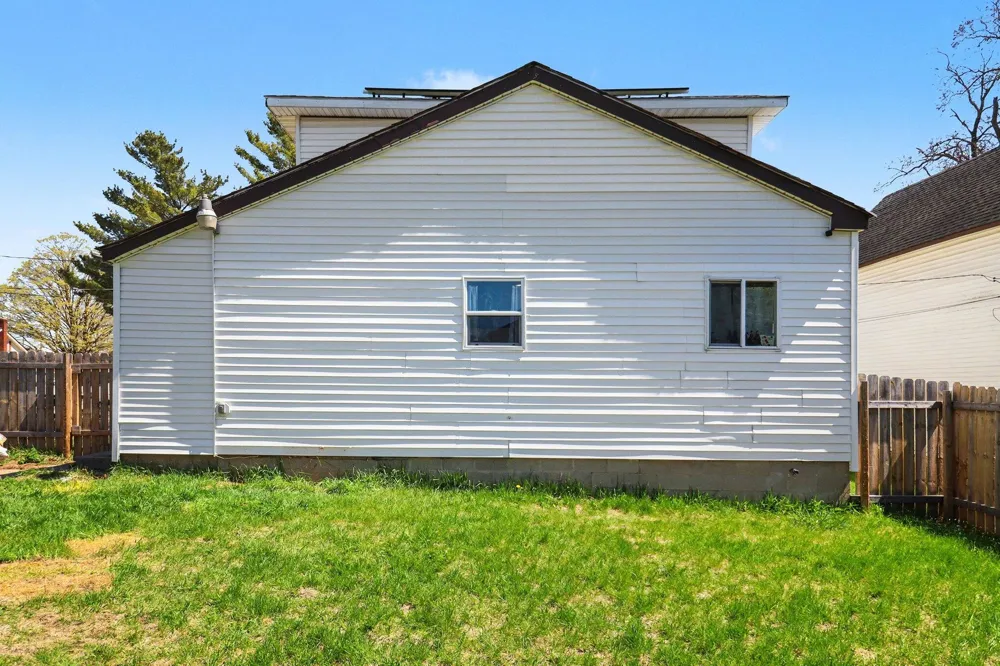136 S Hemlock Street Evart City, MI 49631