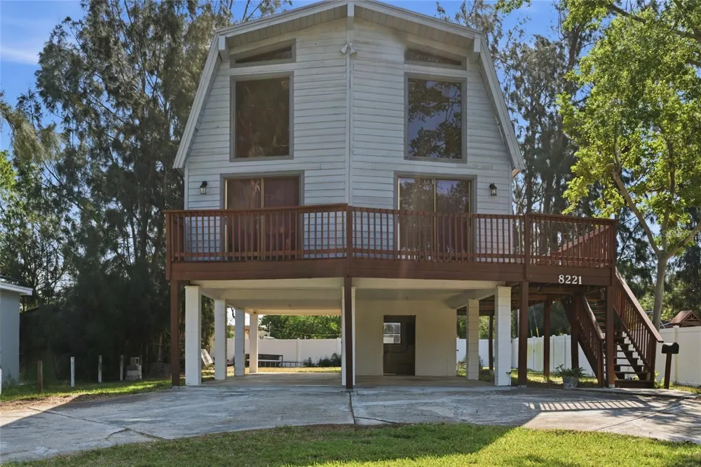 8221 RIVERSIDE DR NE St Petersburg, FL 33702
