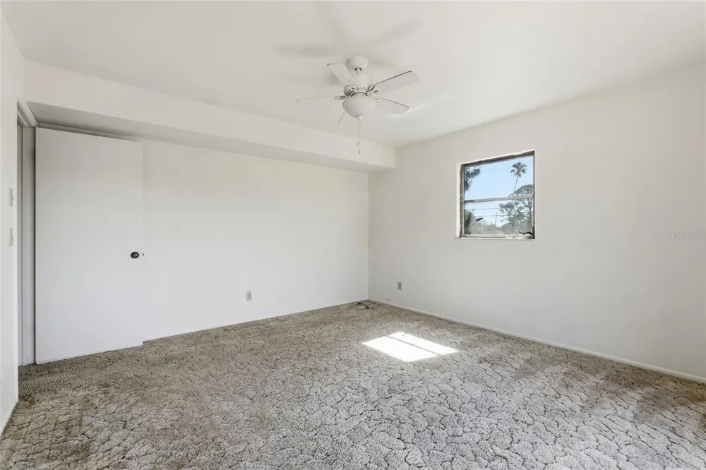 8221 RIVERSIDE DR NE St Petersburg, FL 33702