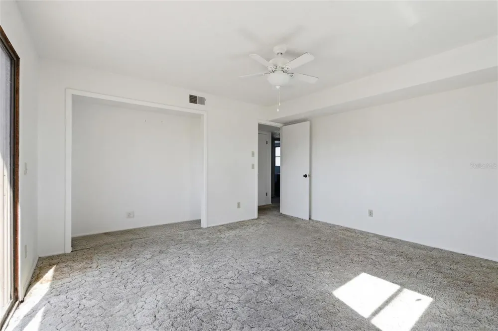 8221 RIVERSIDE DR NE St Petersburg, FL 33702