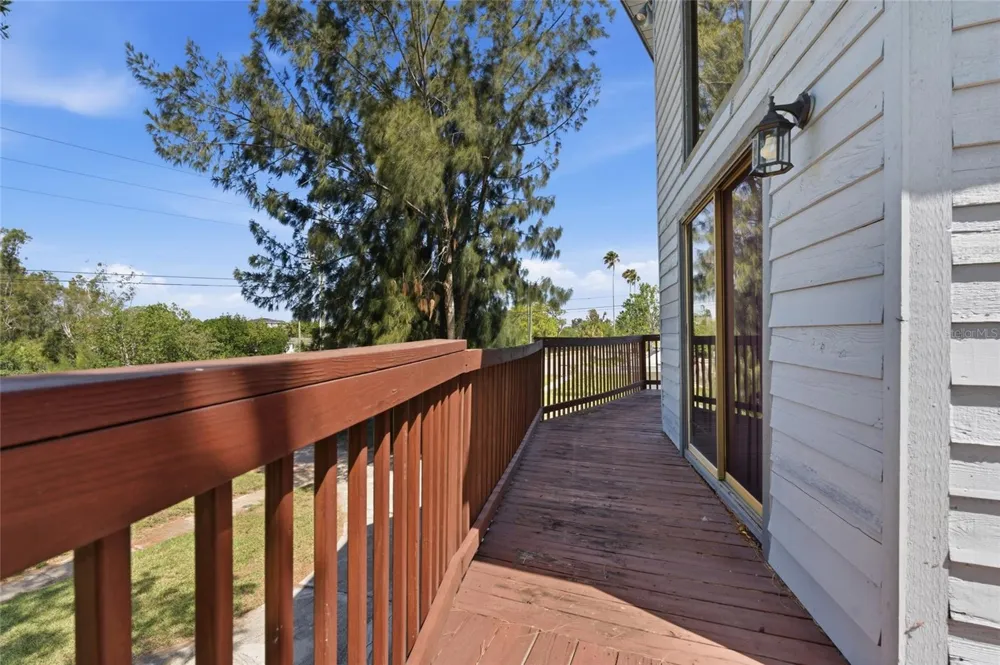 8221 RIVERSIDE DR NE St Petersburg, FL 33702