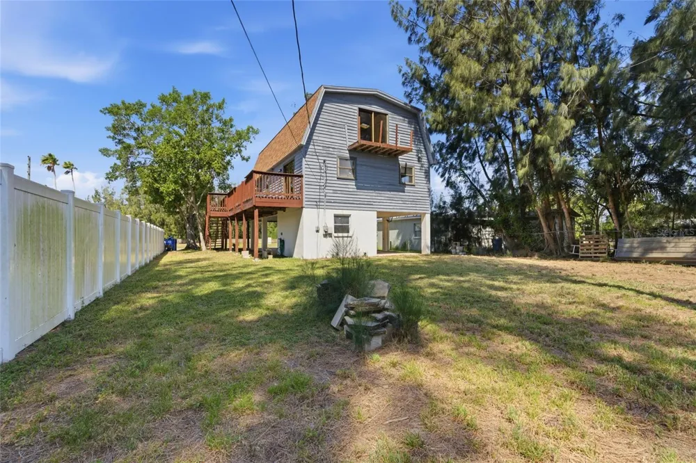 8221 RIVERSIDE DR NE St Petersburg, FL 33702