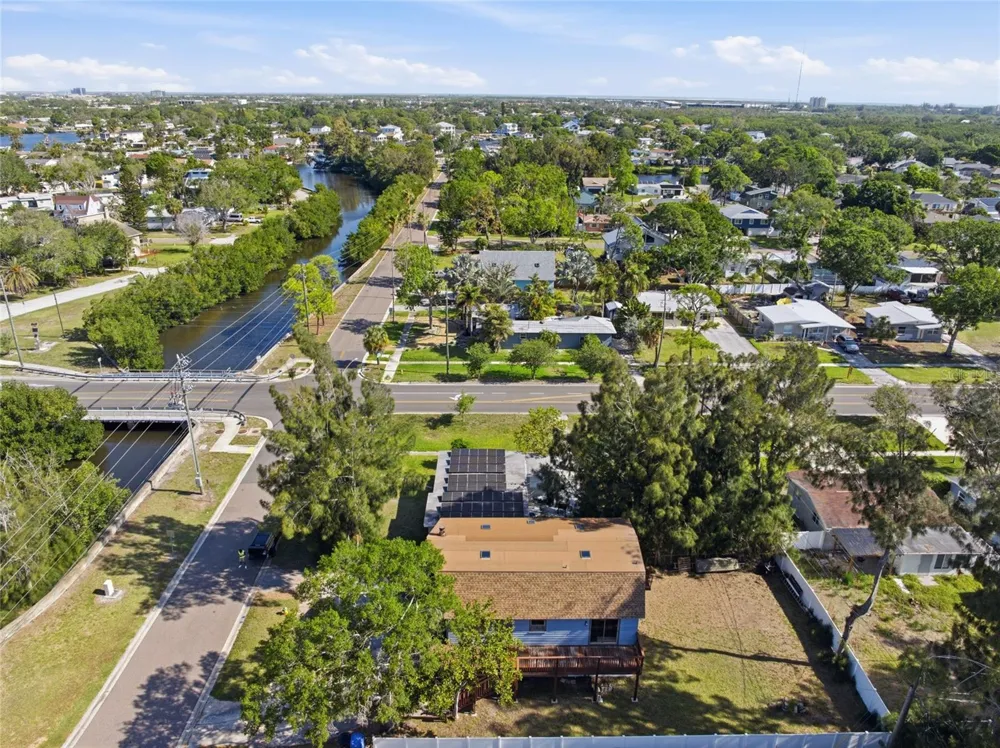 8221 RIVERSIDE DR NE St Petersburg, FL 33702