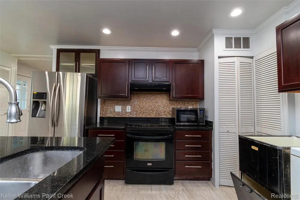 27425 Townley Street Madison Heights City, MI 48071