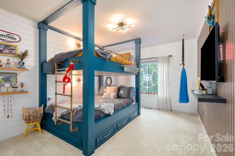 559 Shining Rock Path Horse Shoe, NC 28742