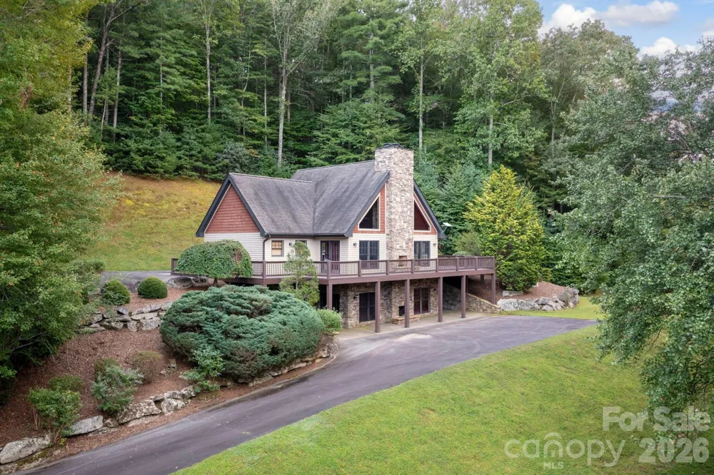 559 Shining Rock Path Horse Shoe, NC 28742