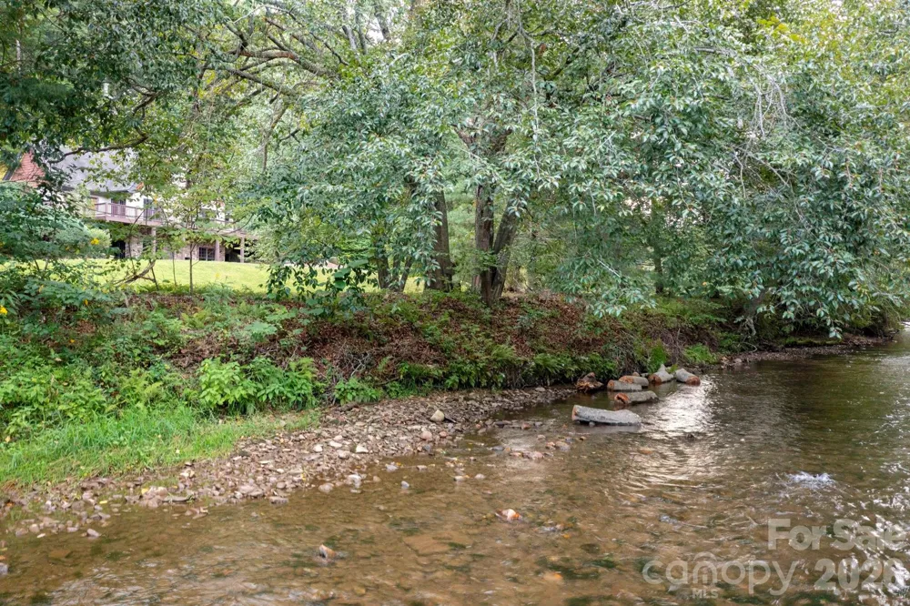 559 Shining Rock Path Horse Shoe, NC 28742