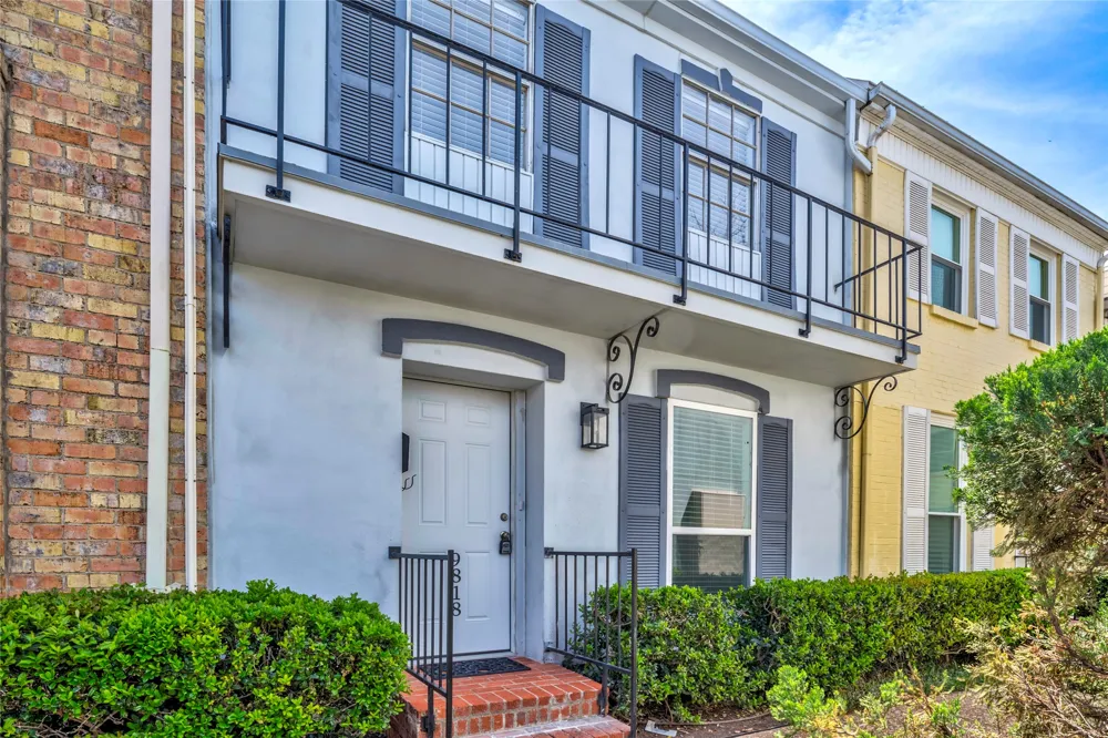 9818 Valley Meadow Place Dallas, TX 75220