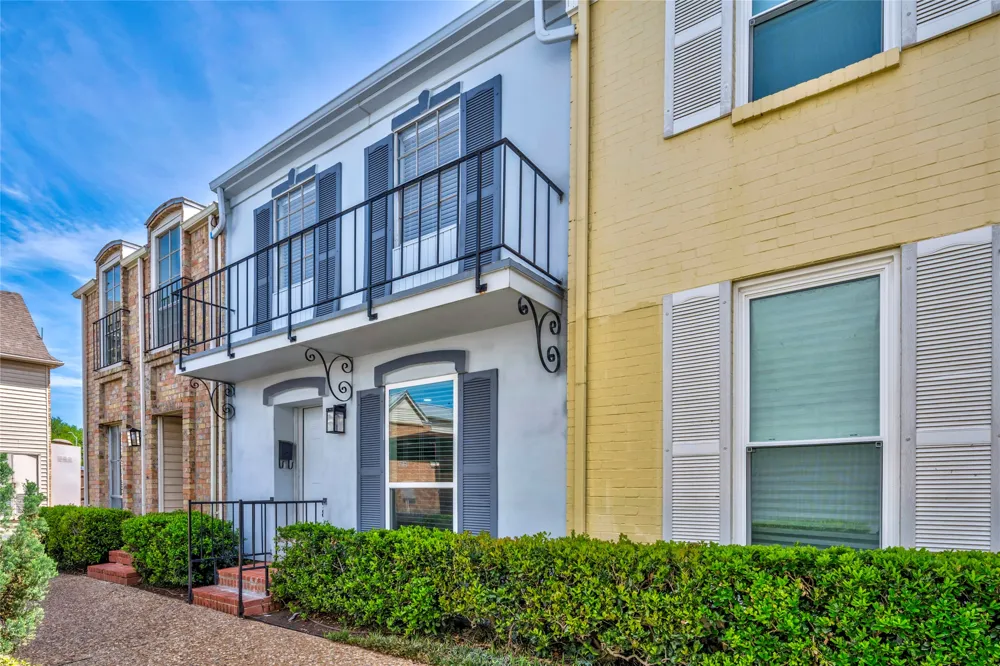 9818 Valley Meadow Place Dallas, TX 75220