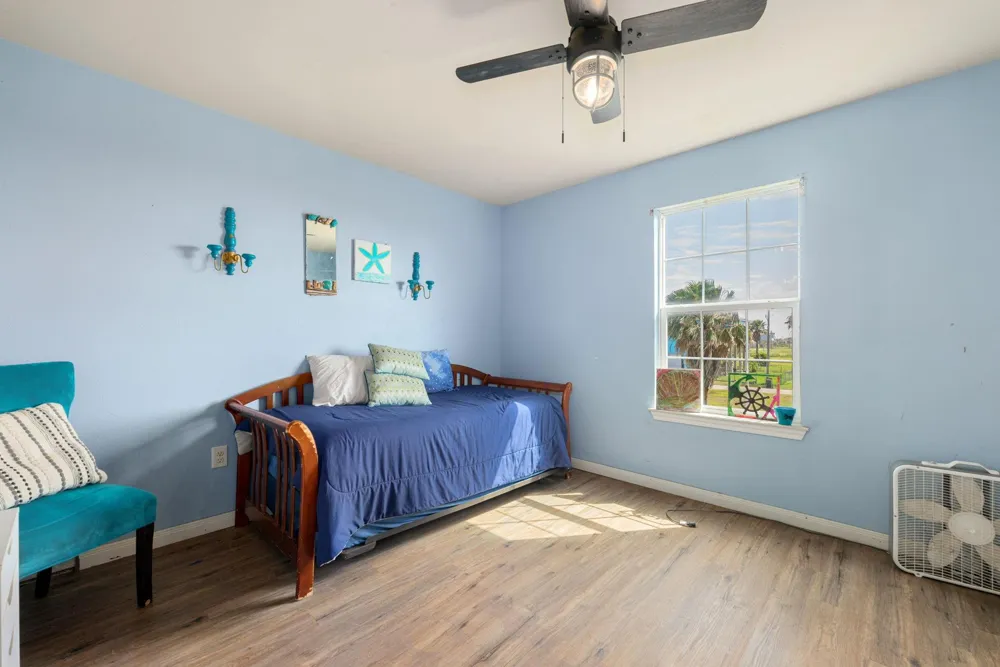 1018 Dolphin Road Gilchrist, TX 77617
