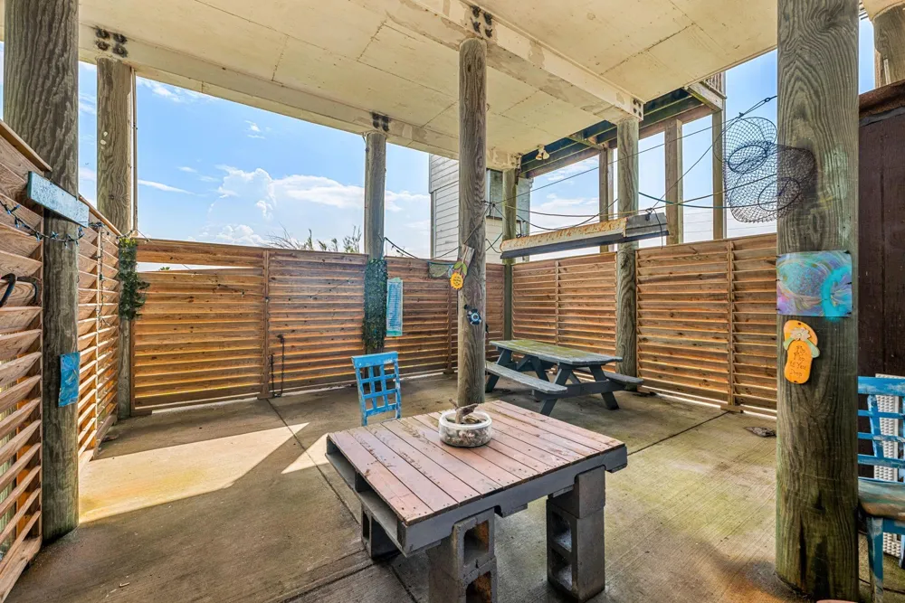 1018 Dolphin Road Gilchrist, TX 77617