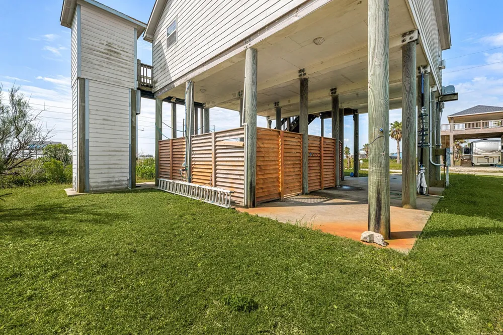 1018 Dolphin Road Gilchrist, TX 77617