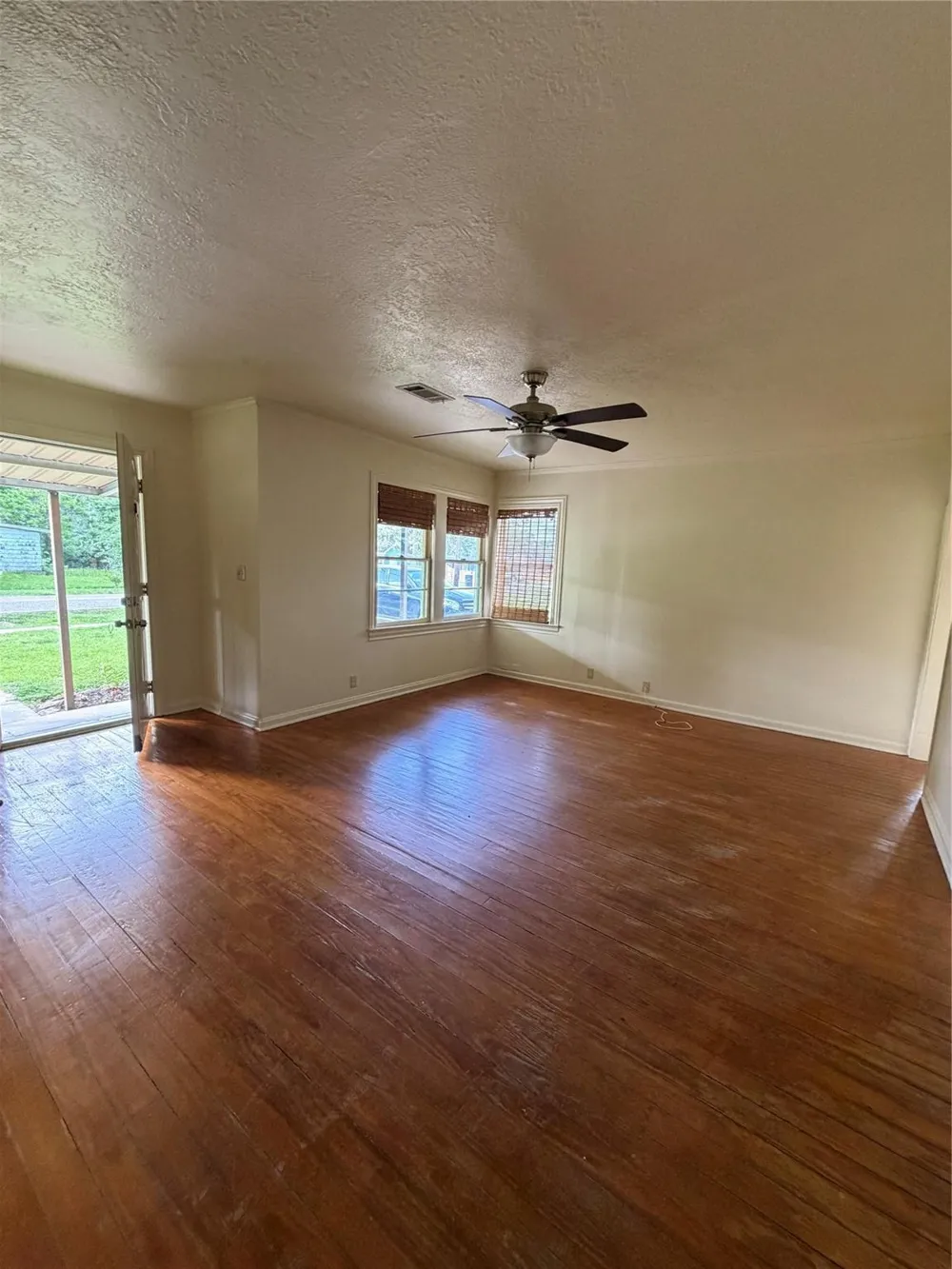 1002 W Willis Street Alvin, TX 77511