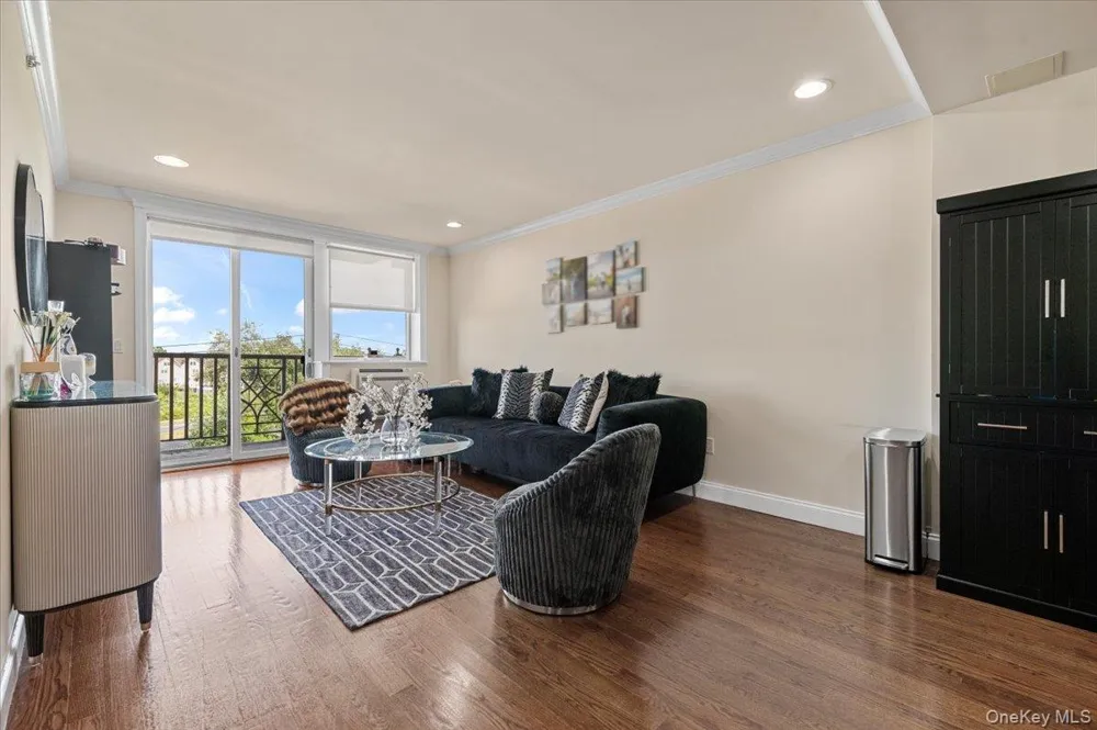 156 Beach 9th Street #4D Far Rockaway, NY 11691
