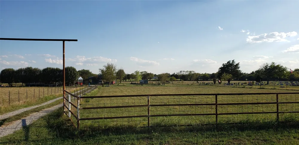 806 Fm 1752 Savoy, TX 75479