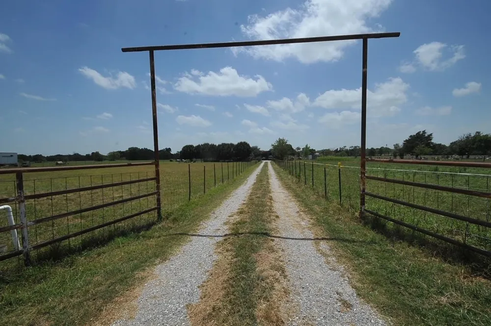 806 Fm 1752 Savoy, TX 75479