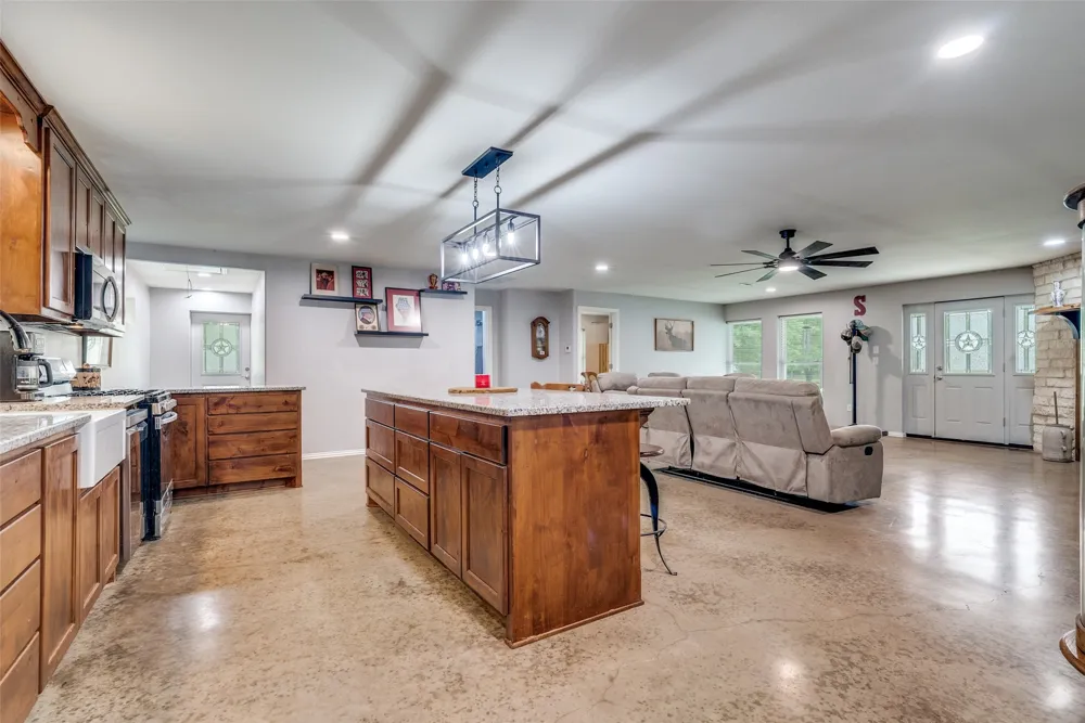 5115 County Road 423 Grandview, TX 76050