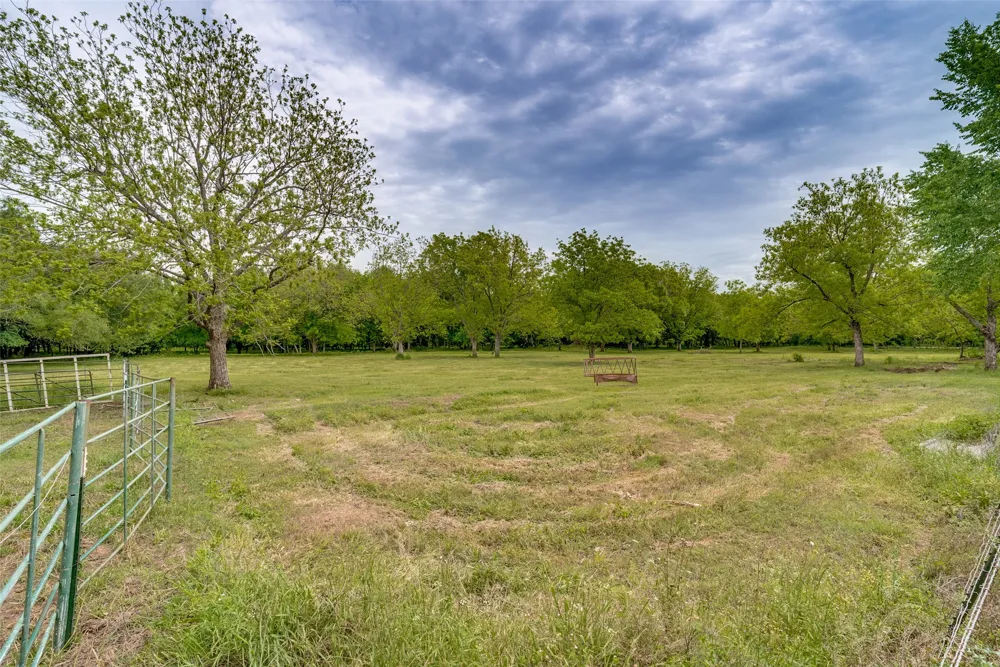 5115 County Road 423 Grandview, TX 76050