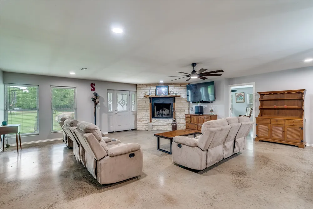 5115 County Road 423 Grandview, TX 76050