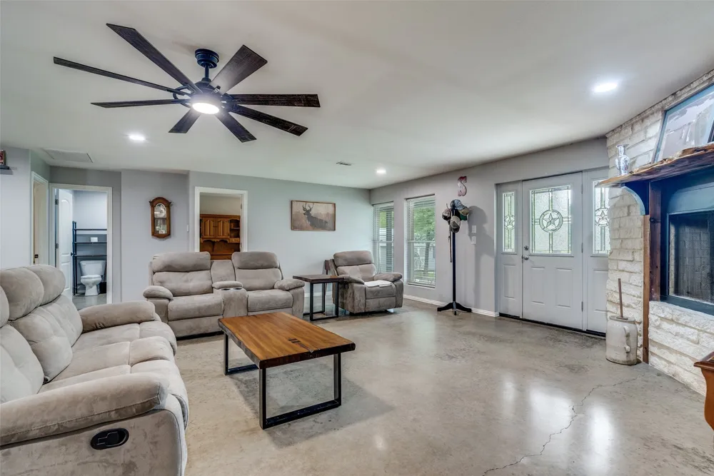 5115 County Road 423 Grandview, TX 76050