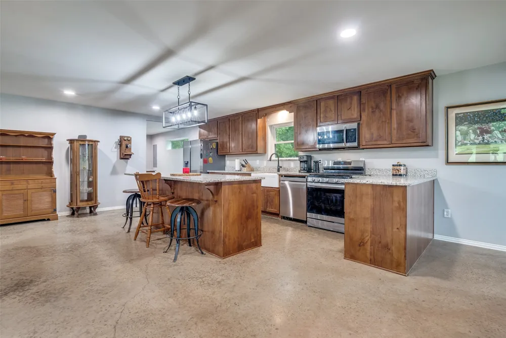 5115 County Road 423 Grandview, TX 76050