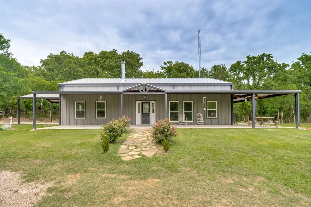 5115 County Road 423 Grandview, TX 76050