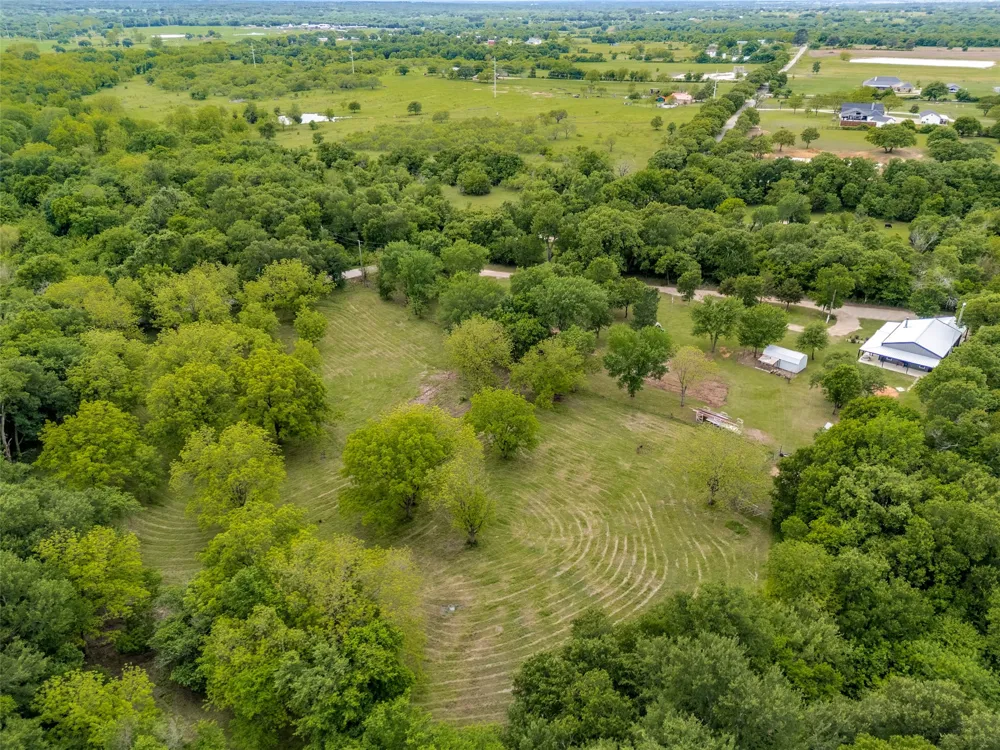 5115 County Road 423 Grandview, TX 76050
