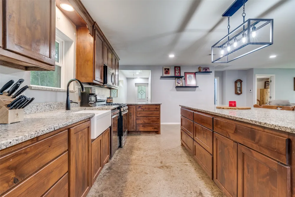 5115 County Road 423 Grandview, TX 76050
