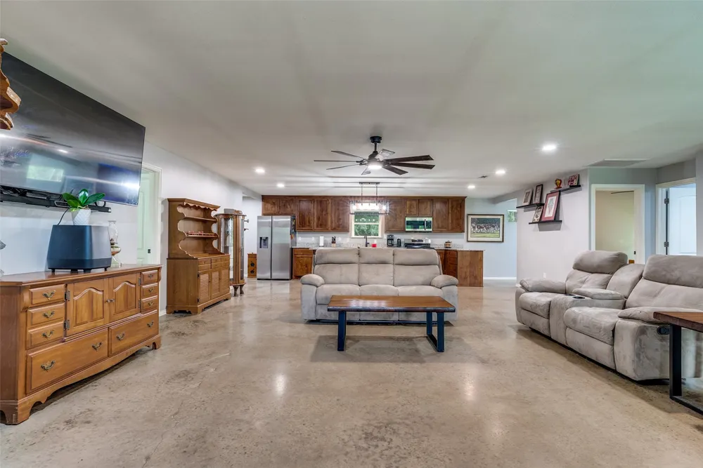 5115 County Road 423 Grandview, TX 76050